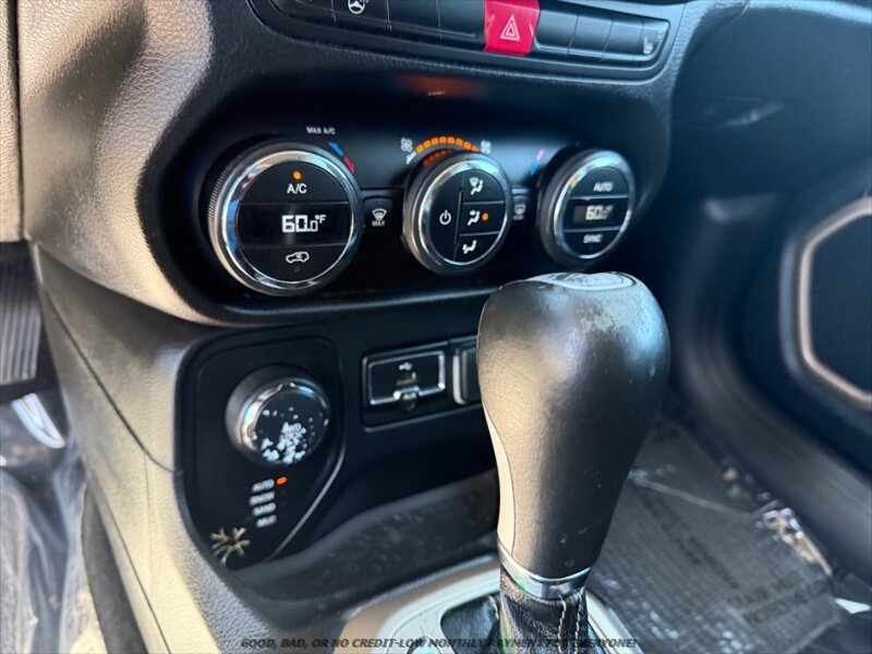 Used 2016 Jeep Renegade Limited AWD/4WD image 26