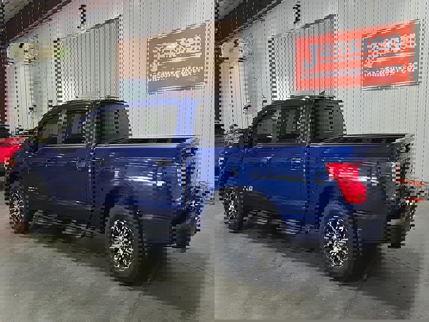 Used 2023 Nissan Titan SV w/ SV Convenience Package image 3