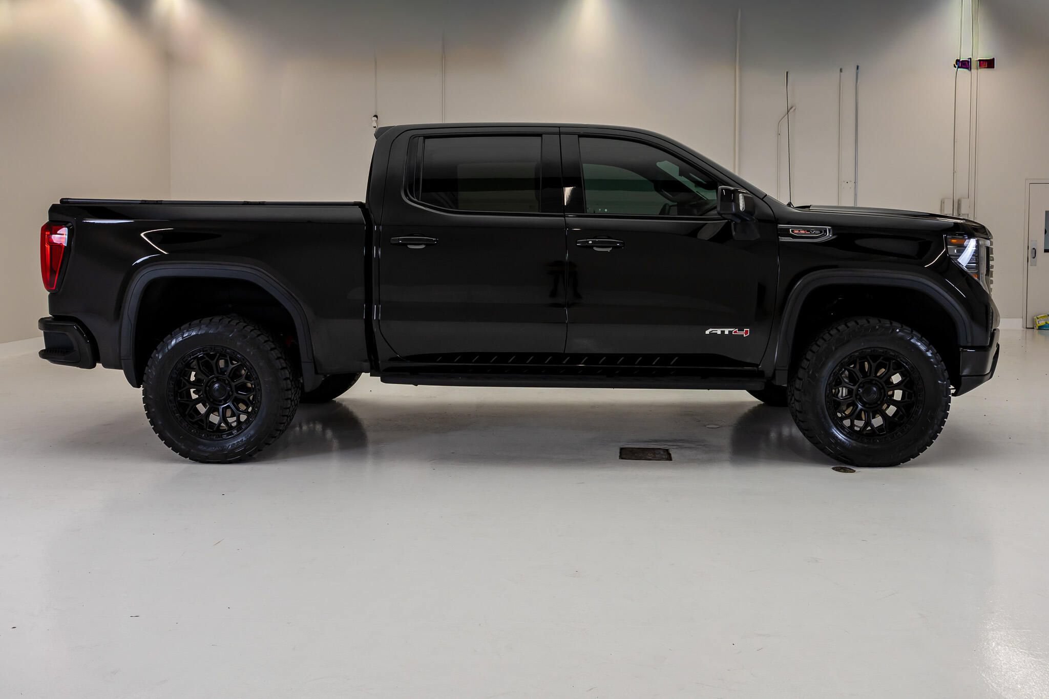 Used 2024 GMC Sierra 1500 AT4 w/ Technology Package AWD/4WD image 11