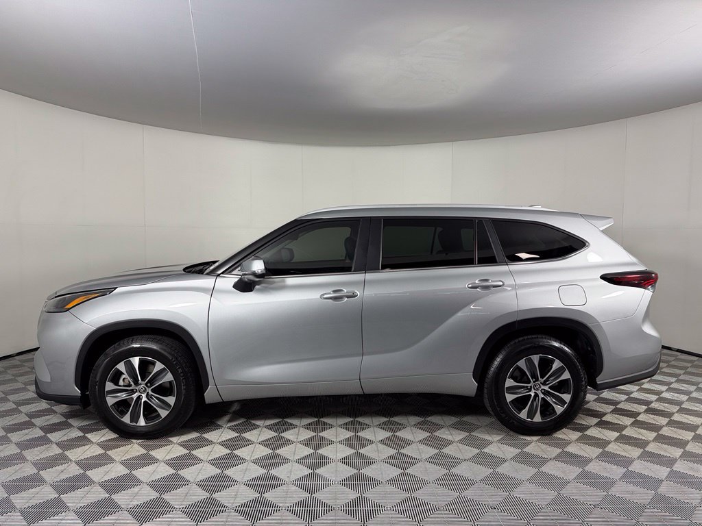 Used 2025 Toyota Highlander XLE FWD image 7