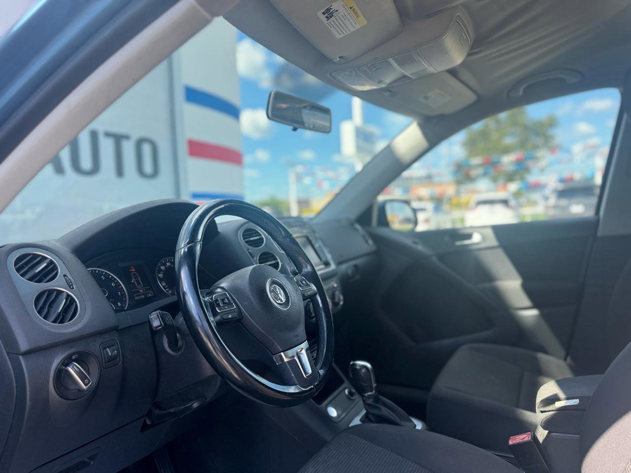 Used 2017 Volkswagen Tiguan Limited w/ Premium Package image 28