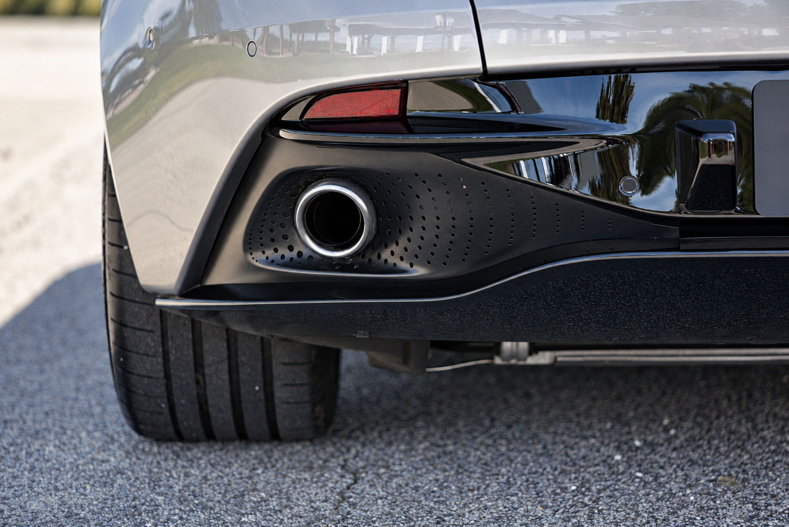 Used 2024 Aston Martin DB12 Convertible RWD image 30