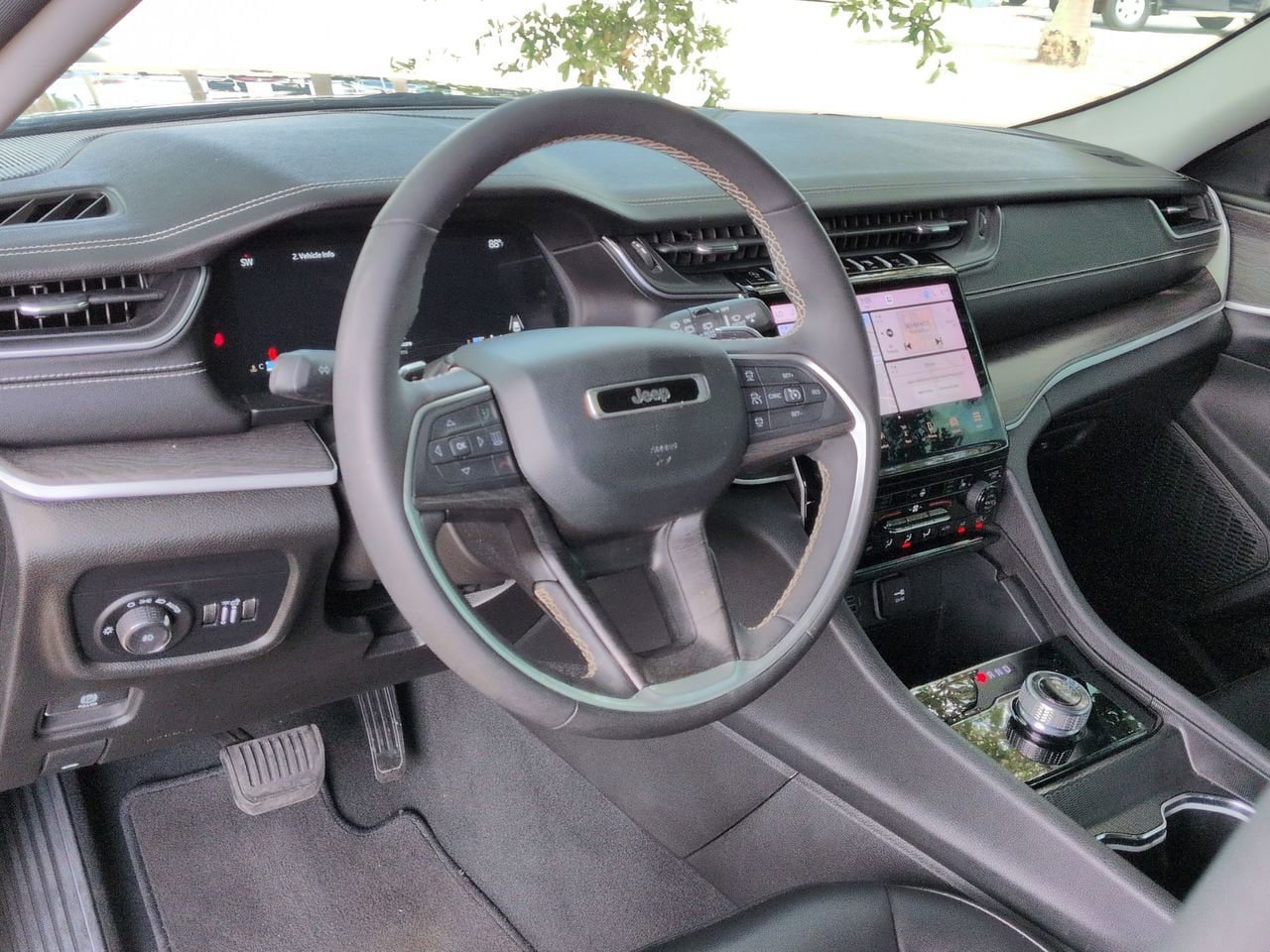 Used 2024 Jeep Grand Cherokee Limited RWD image 10