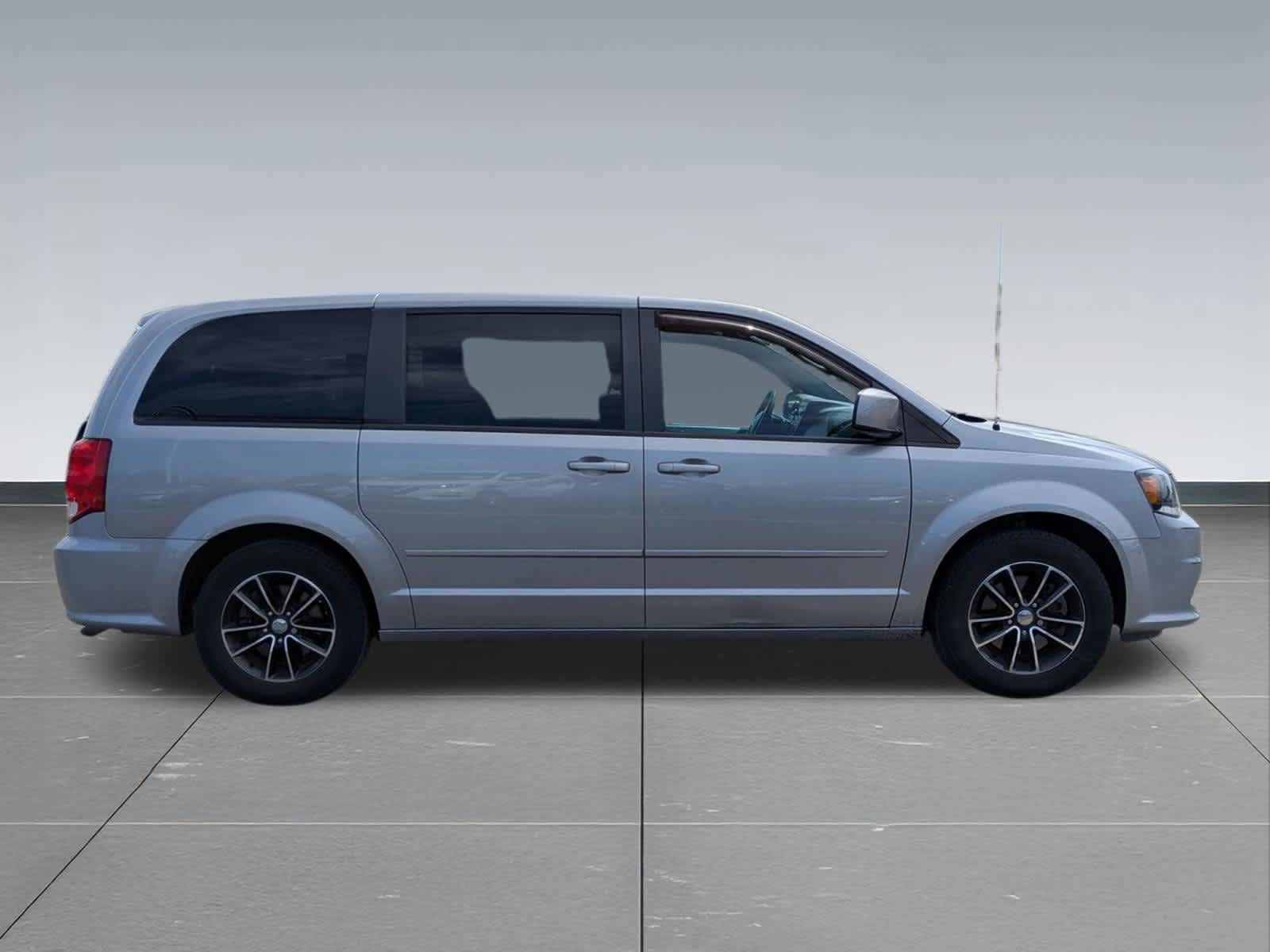 Used 2016 Dodge Grand Caravan SXT FWD image 6