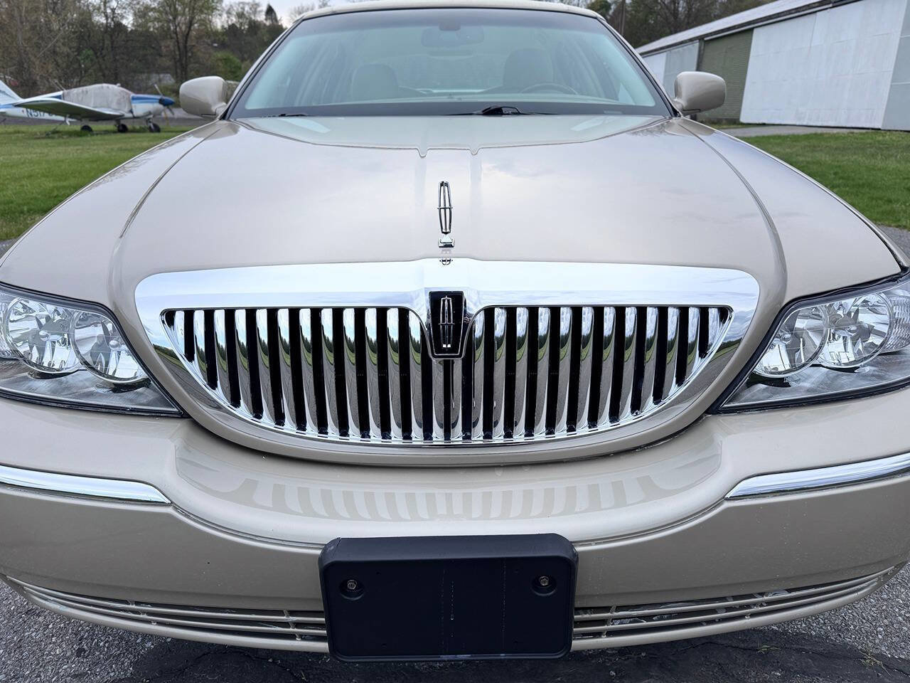 Used 2008 Lincoln Town Car Signature Limited RWD image 2