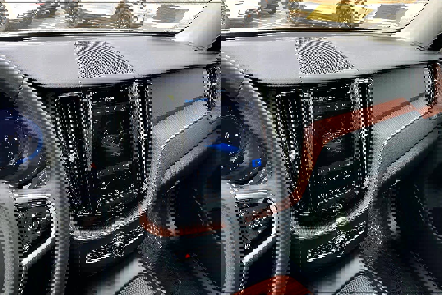 Certified 2024 Volvo XC60 B5 Plus w/ Protection Package Premier image 7