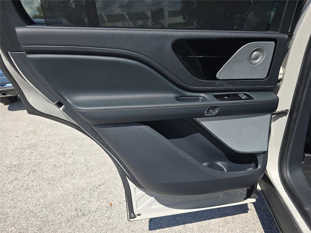 Used 2025 Lincoln Aviator Reserve w/ Equipment Group 201A image 12
