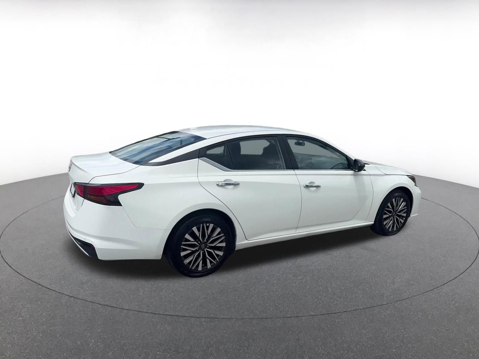 Used 2025 Nissan Altima 2.5 SV FWD image 14