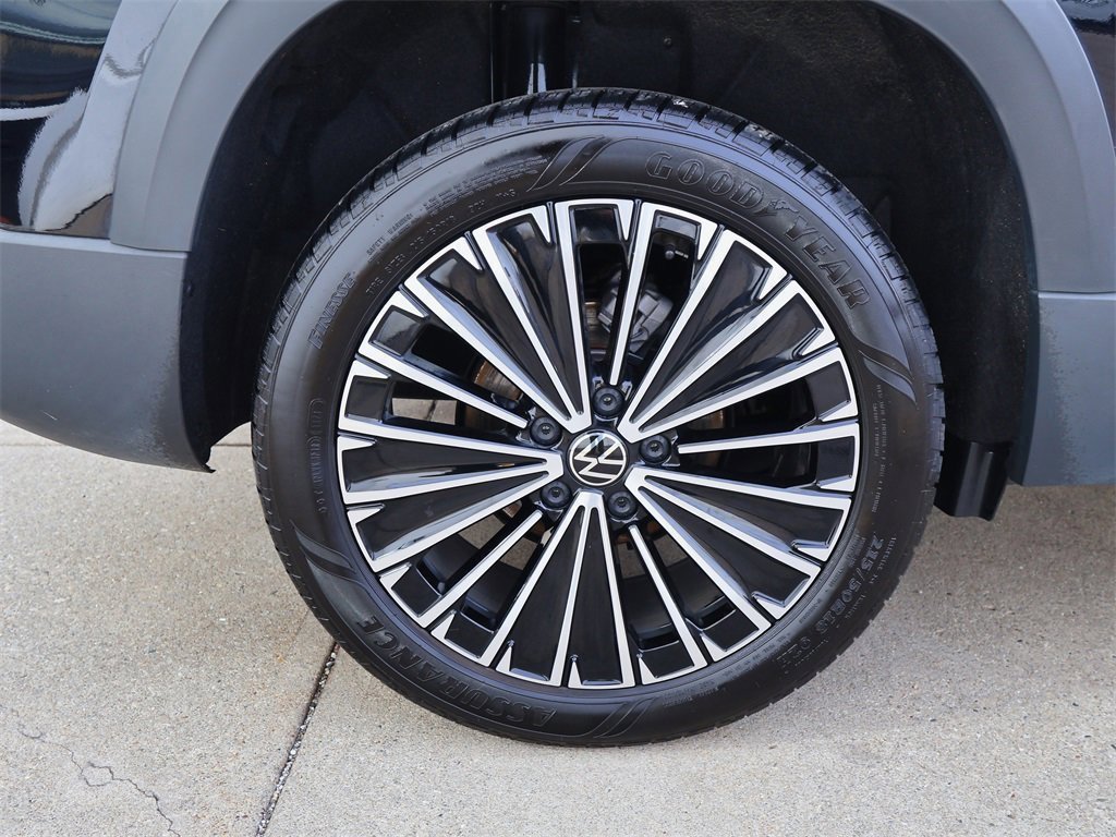 Certified 2025 Volkswagen Taos SE image 9