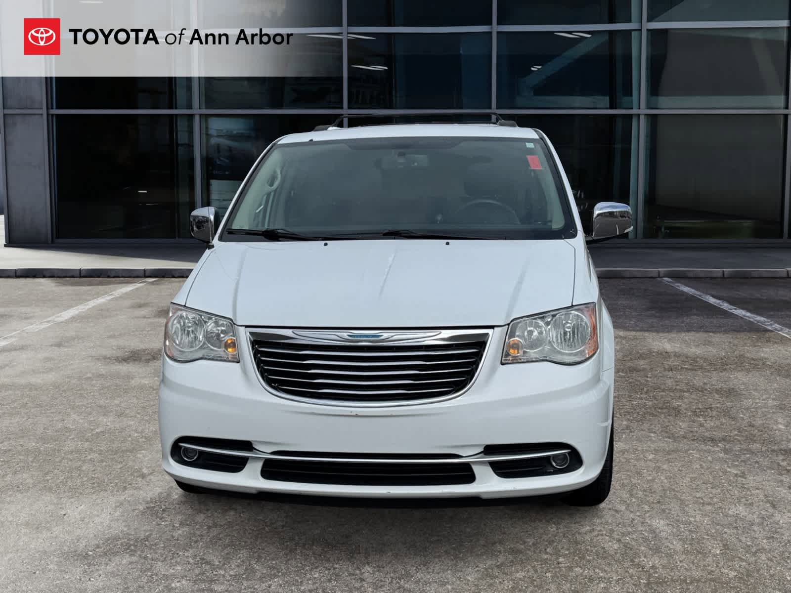 Used 2015 Chrysler Town & Country Touring-L image 13