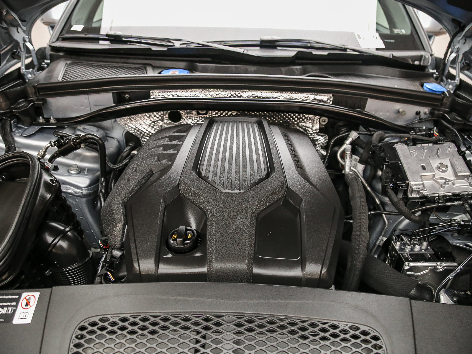 Certified 2026 Porsche Macan AWD/4WD image 31
