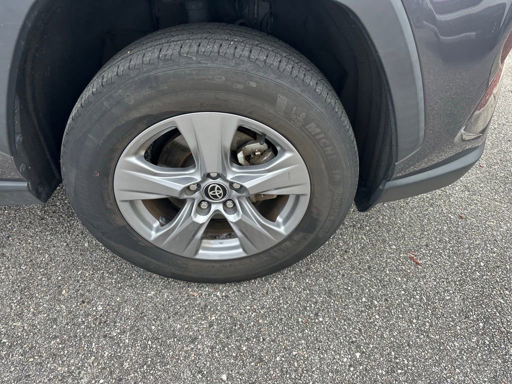 Used 2022 Toyota RAV4 XLE w/ Convenience Package image 4