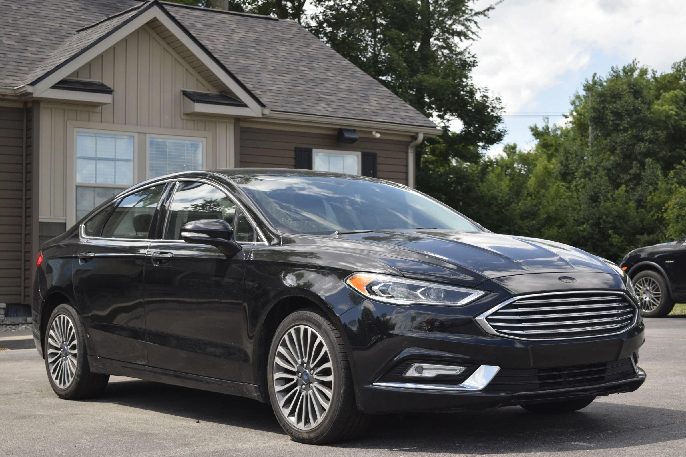 Used 2017 Ford Fusion SE w/ Fusion SE Technology Package AWD/4WD image 4