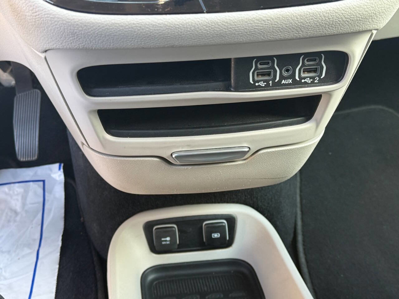 Used 2021 Chrysler Pacifica Touring-L image 34