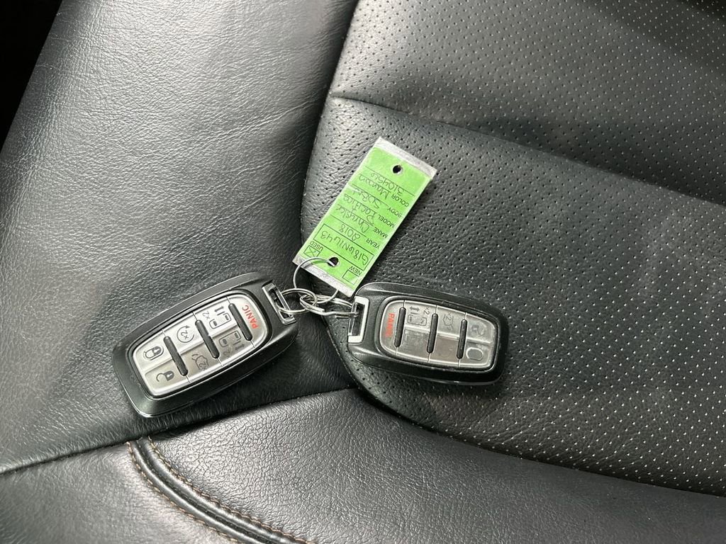 Used 2018 Chrysler Pacifica Touring-L w/ Tire & Wheel Group image 12