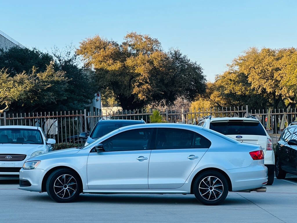 Used 2011 Volkswagen Jetta Base 4dr Sedan 6A image 6