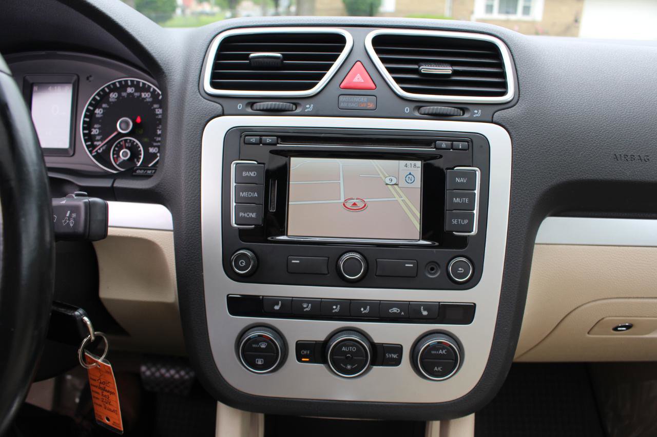 Used 2015 Volkswagen Eos Komfort FWD image 37