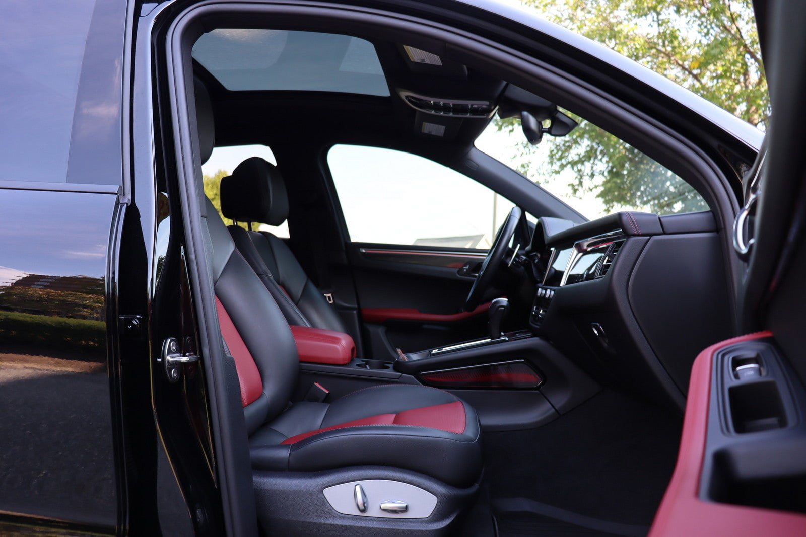 Used 2023 Porsche Macan Turbo AWD/4WD image 21