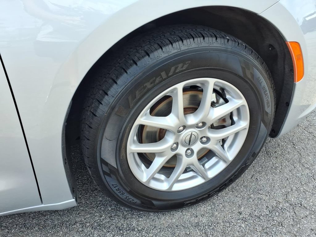 Used 2024 Chrysler Pacifica Touring-L FWD image 9
