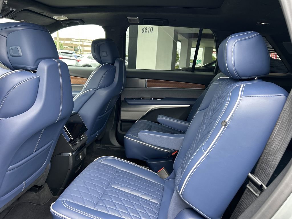 New 2026 Cadillac Vistiq Premium Luxury image 17