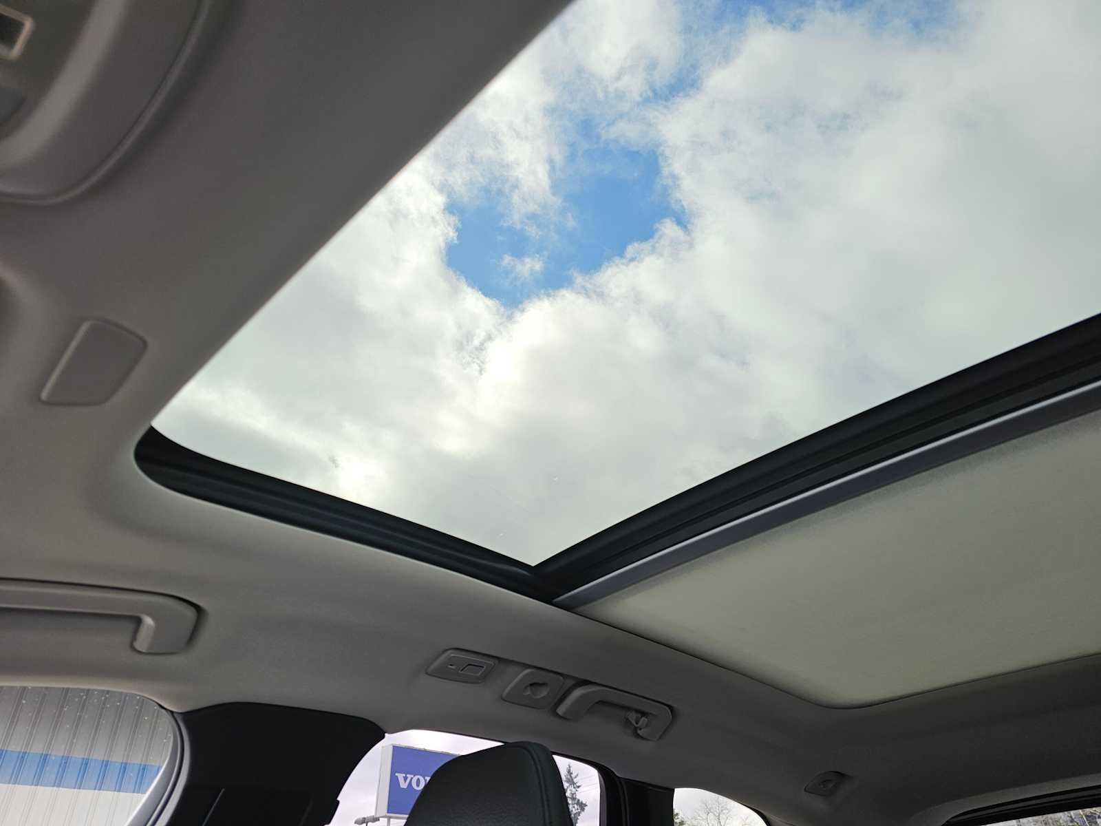 Certified 2025 Volvo XC60 B5 Plus image 25