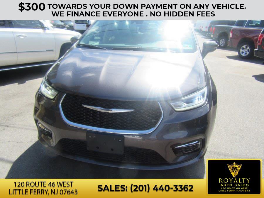Used 2021 Chrysler Pacifica Touring-L image 2