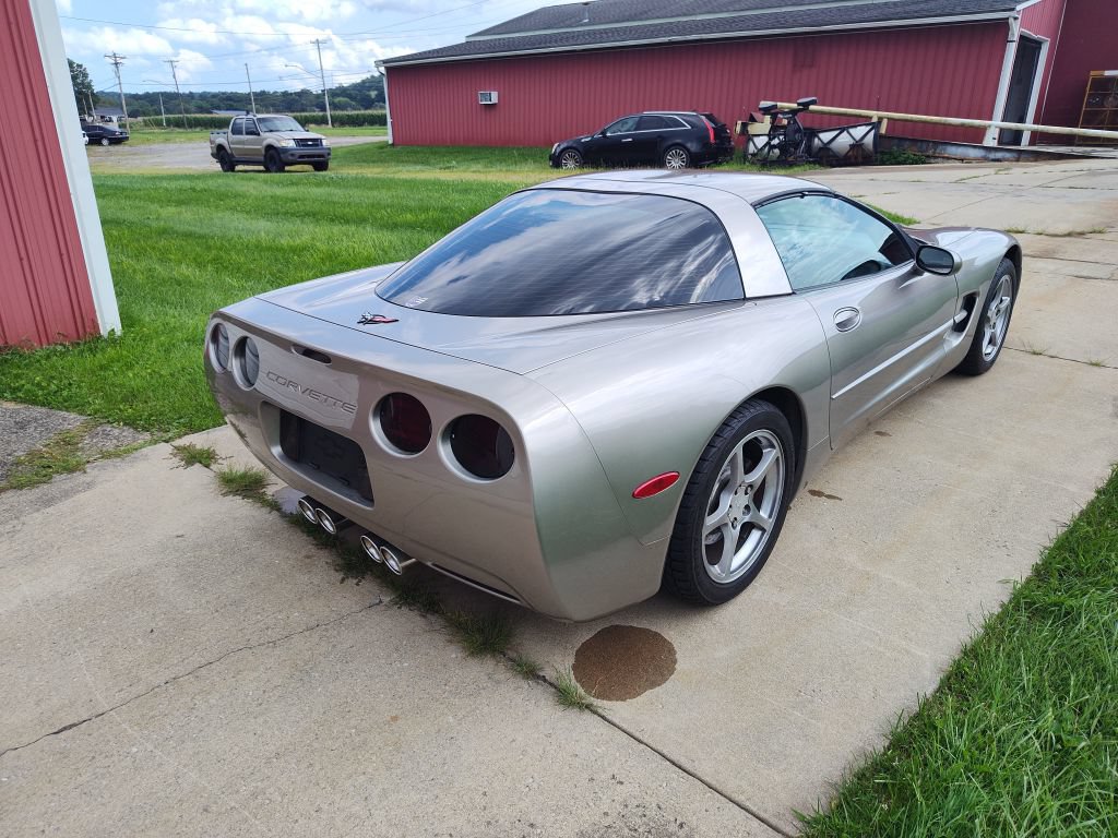 Used 2000 Chevrolet Corvette Coupe w/ Roof Pkg RWD image 3