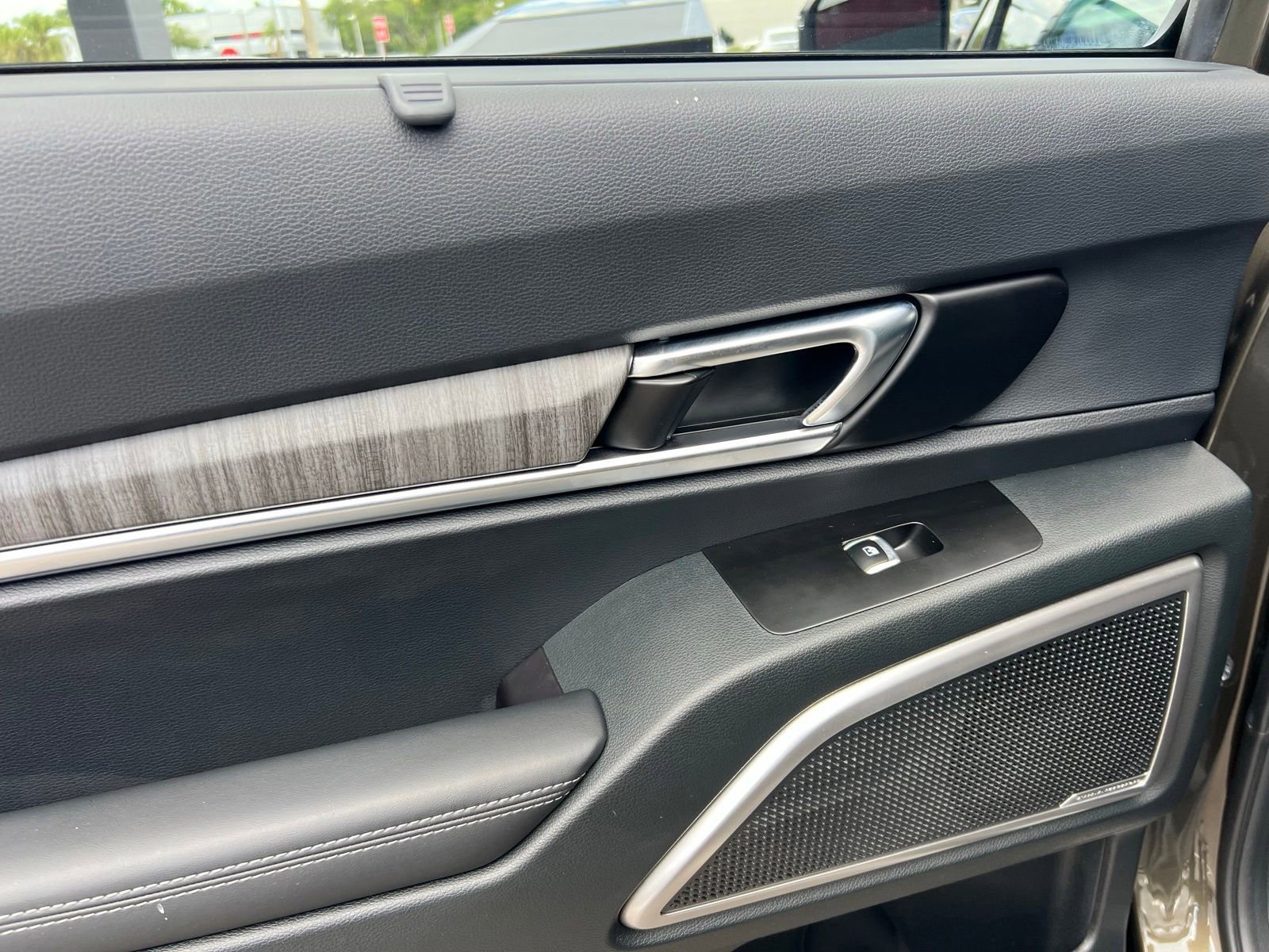 Used 2025 Kia Telluride EX w/ EX Captain's Chair Package FWD image 49