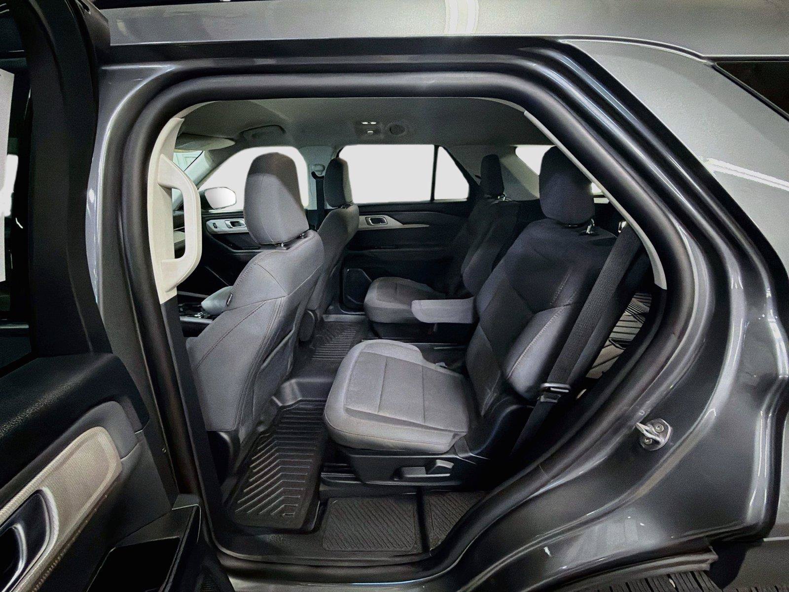 Used 2025 Ford Explorer Active AWD/4WD image 10