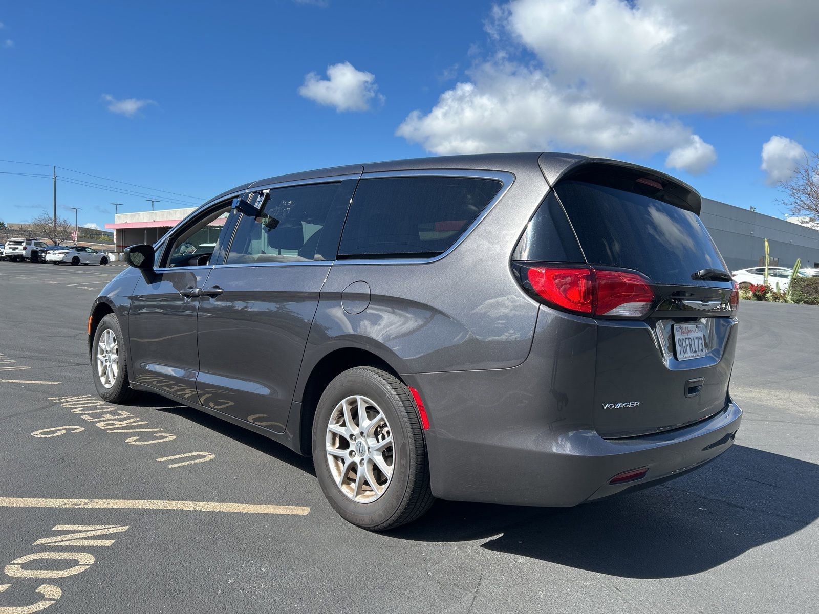 Used 2023 Chrysler Voyager LX image 3