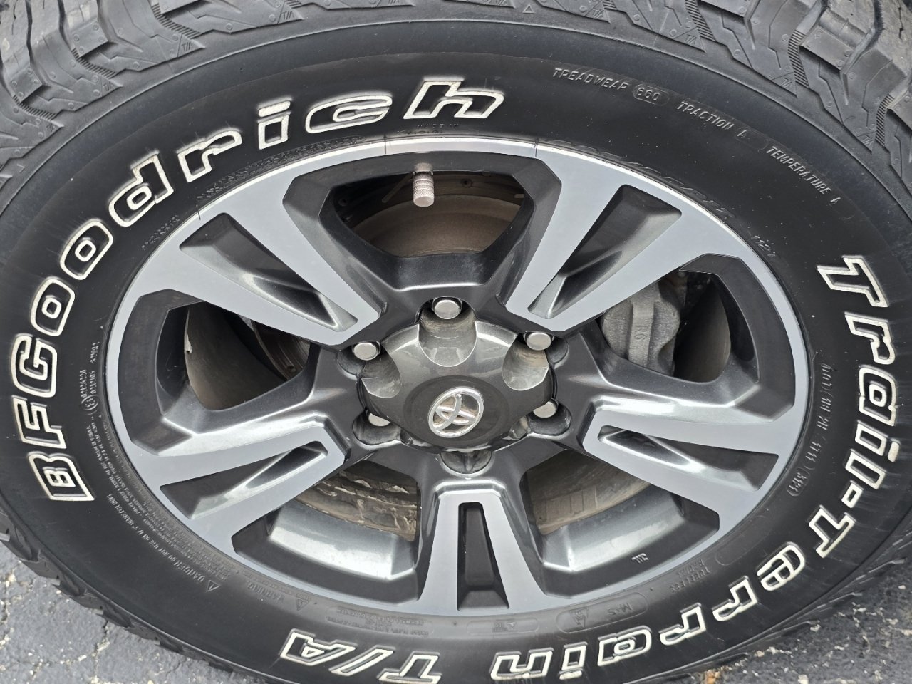Used 2018 Toyota Tacoma TRD Sport w/ Technology Package AWD/4WD image 9