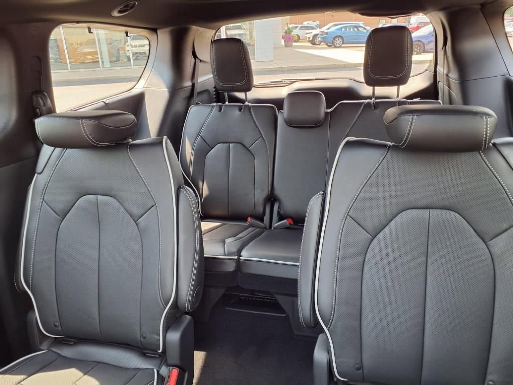 New 2026 Chrysler Pacifica Limited image 21