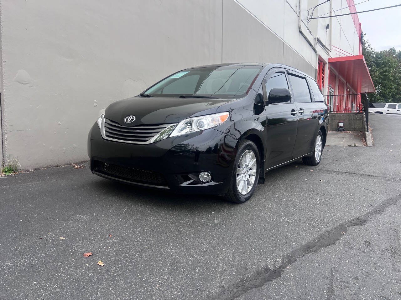 Used 2011 Toyota Sienna Limited w/ Premium Pkg AWD/4WD image 3