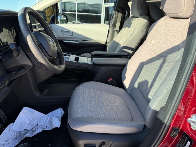 Used 2025 Toyota Sienna LE image 17