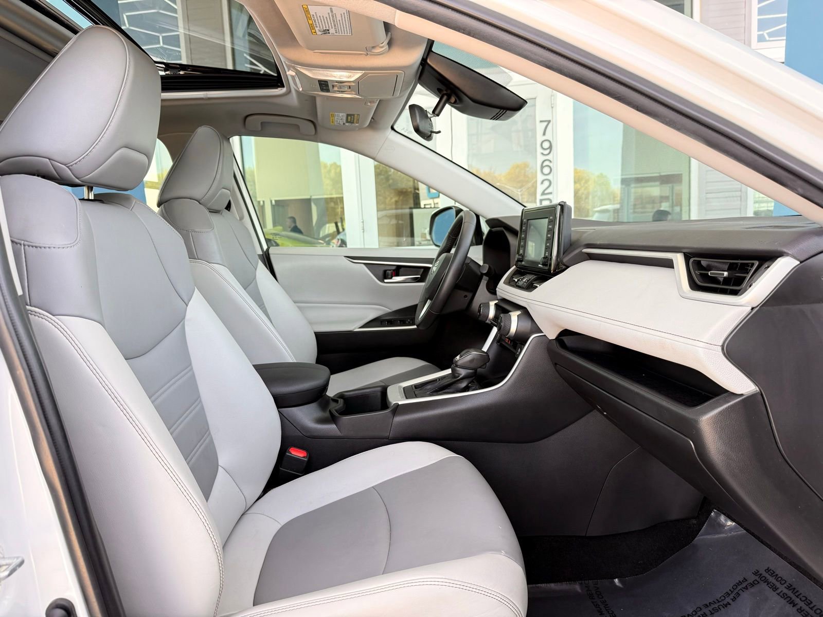 Used 2022 Toyota RAV4 XLE Premium image 24