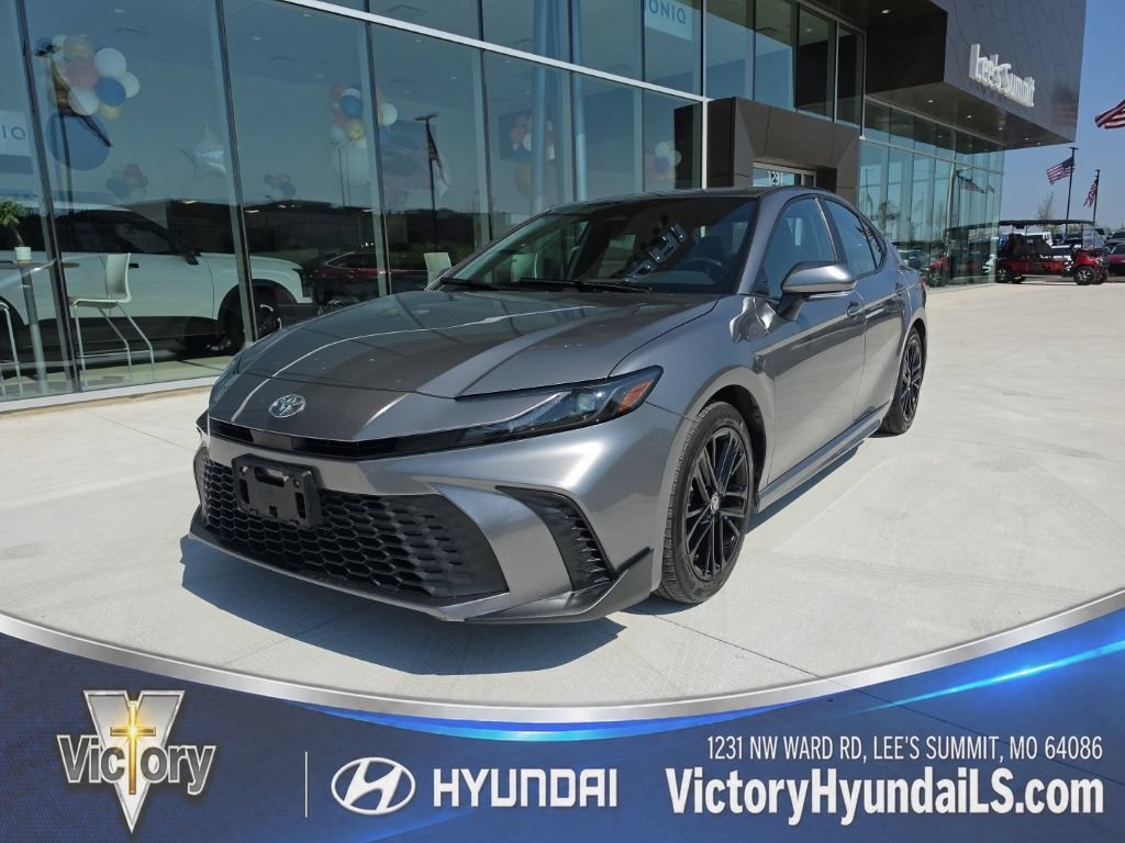 Used 2025 Toyota Camry SE FWD image 1