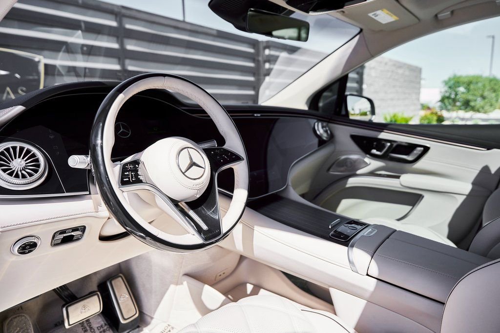Used 2025 Mercedes-Benz Maybach EQS 680 4MATIC image 2