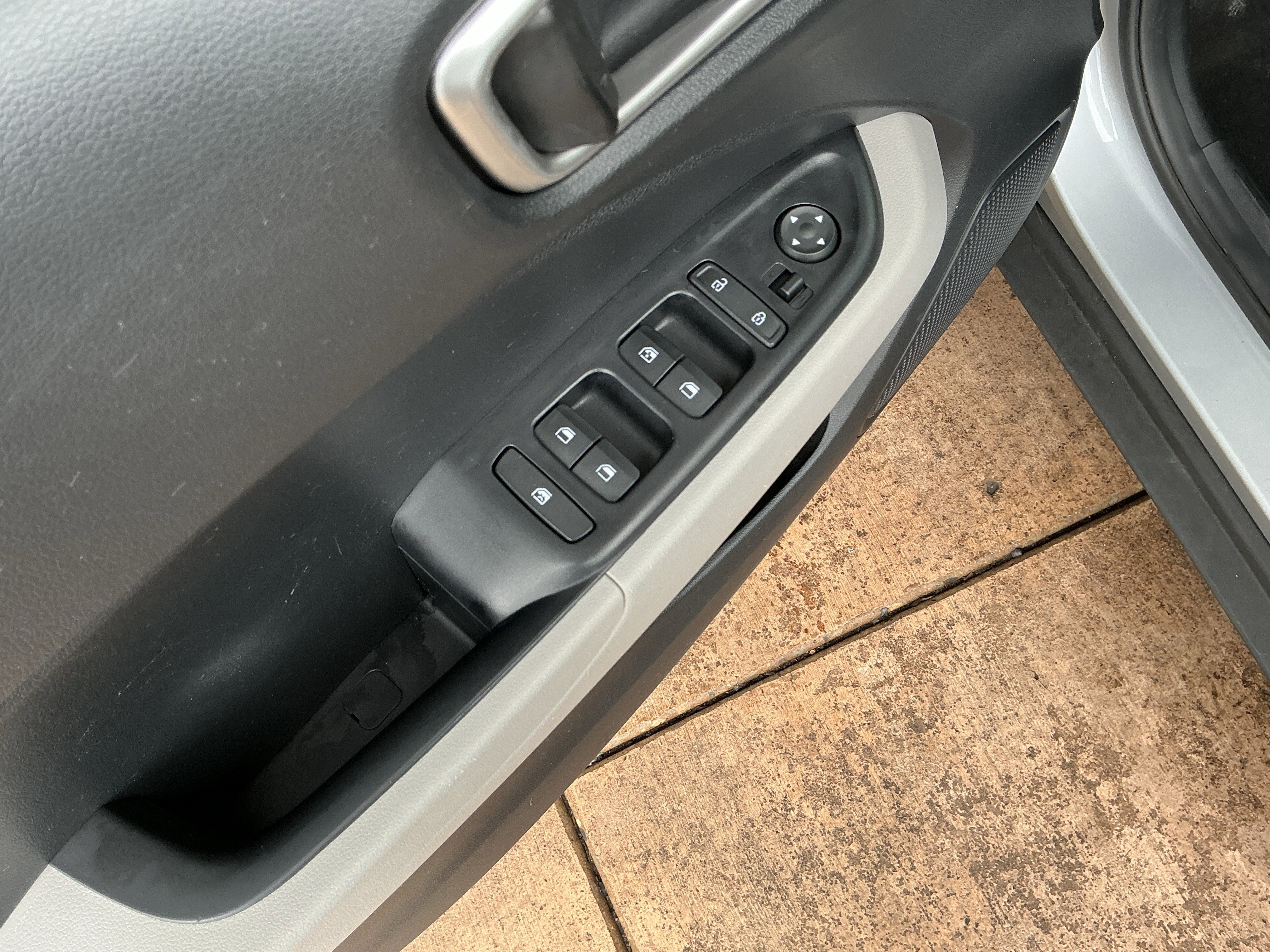 Used 2023 Hyundai Venue SEL image 15