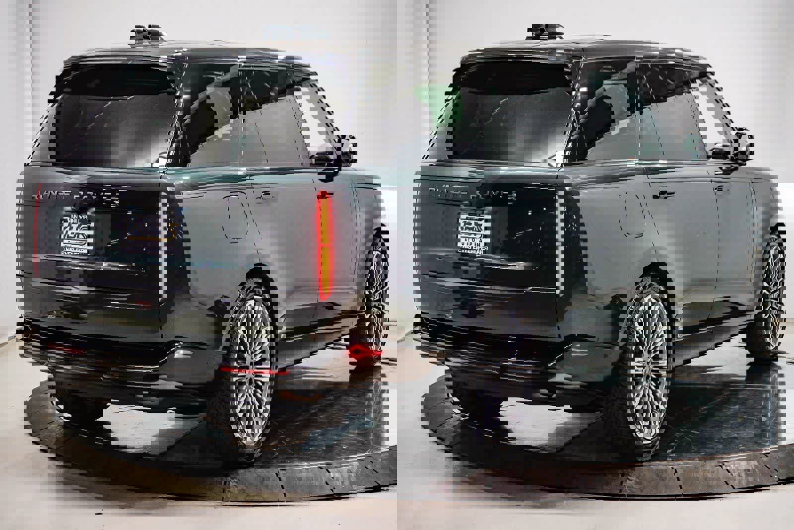 Used 2024 Land Rover Range Rover Long Wheelbase SE image 4