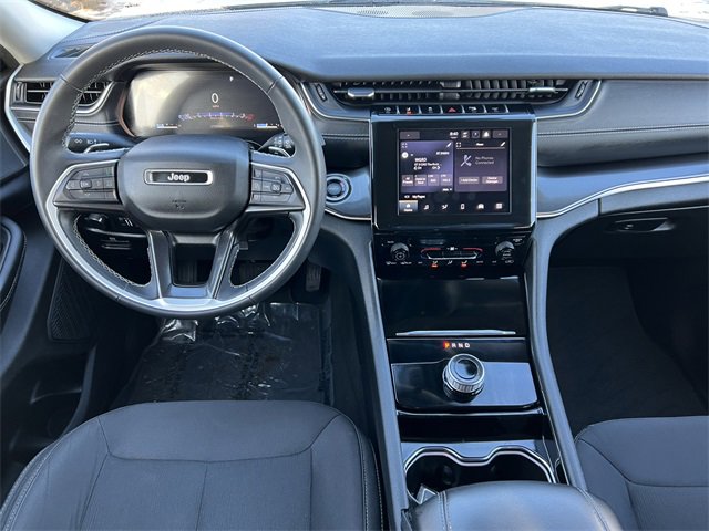 Used 2023 Jeep Grand Cherokee Laredo image 3