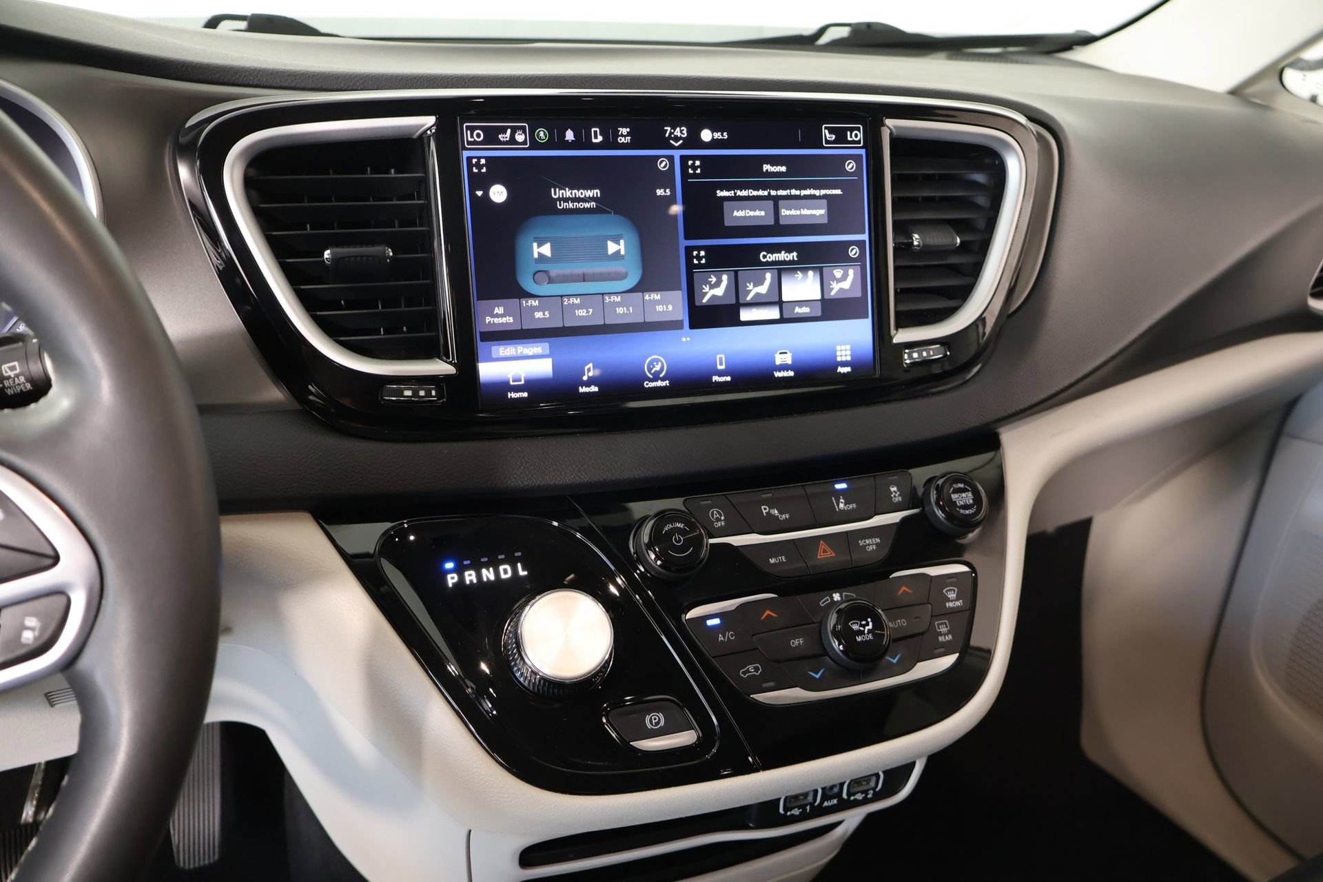 Used 2023 Chrysler Pacifica Touring-L image 5