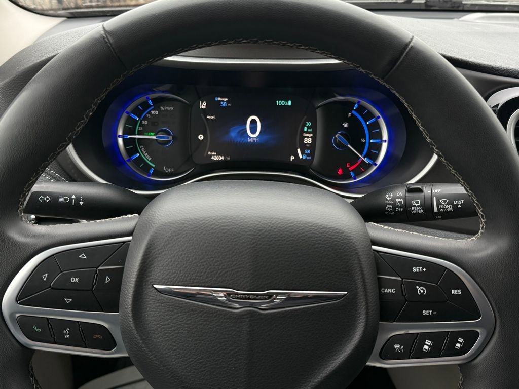 Used 2023 Chrysler Pacifica Touring-L image 25