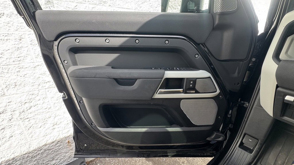 Used 2023 Land Rover Defender 130 SE image 18