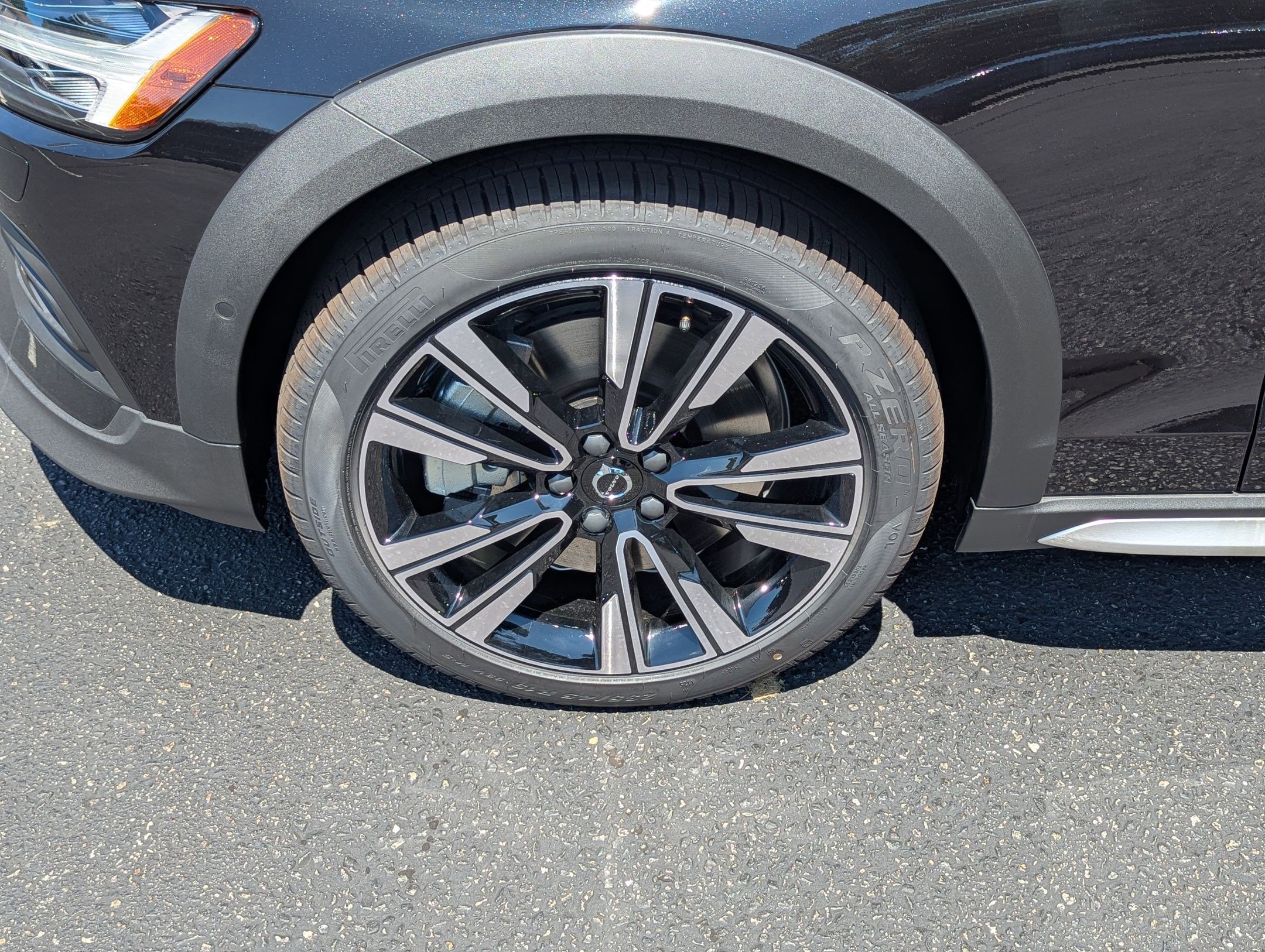 New 2026 Volvo V60 B5 Cross Country Ultra w/ Protection Package Premier image 25