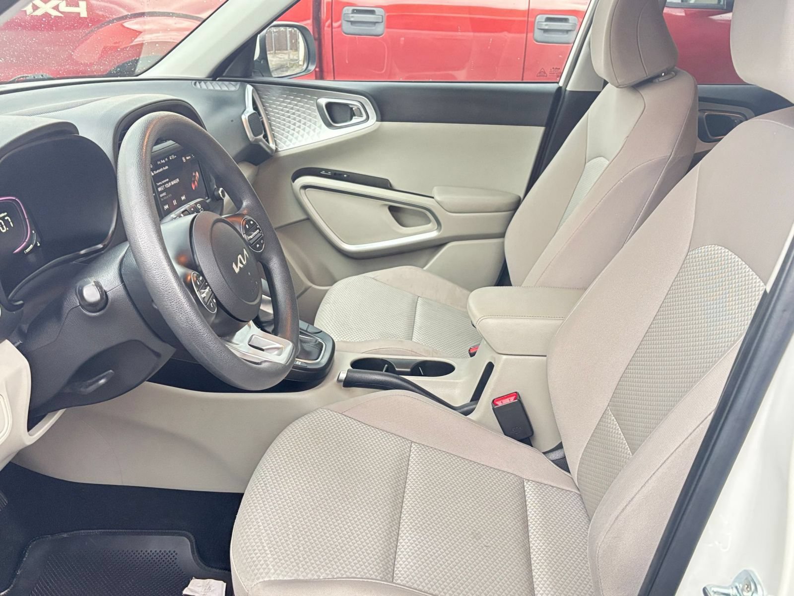 Used 2025 Kia Soul LX w/ LX Technology Package FWD image 22