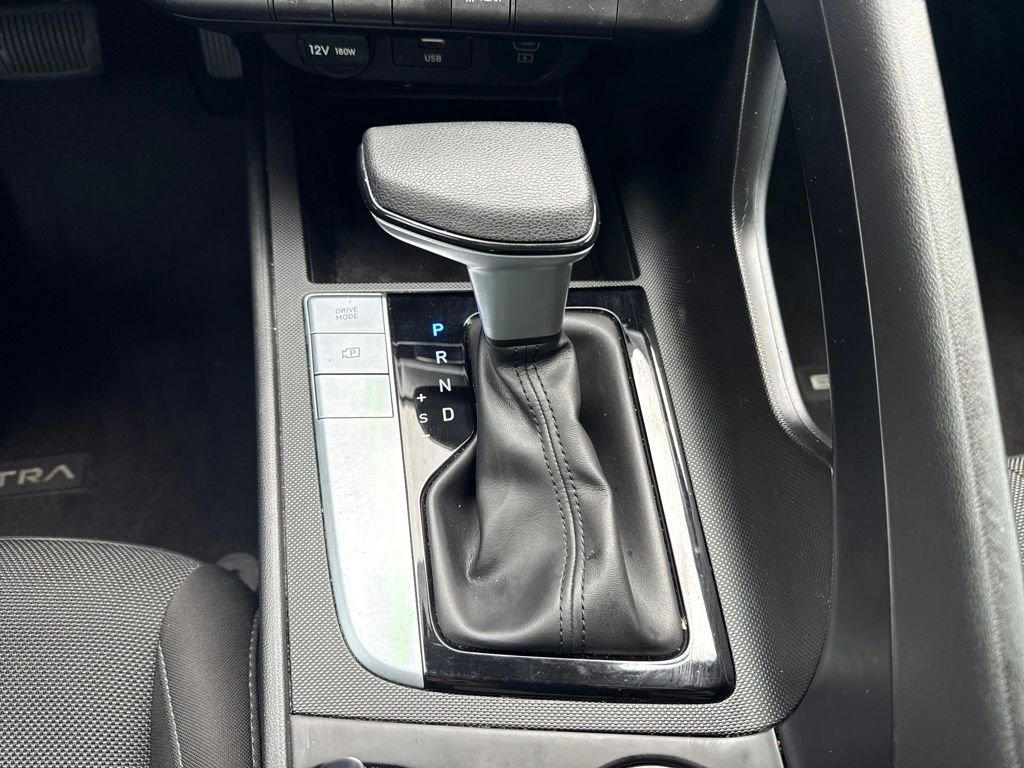 Used 2025 Hyundai Elantra SE image 21