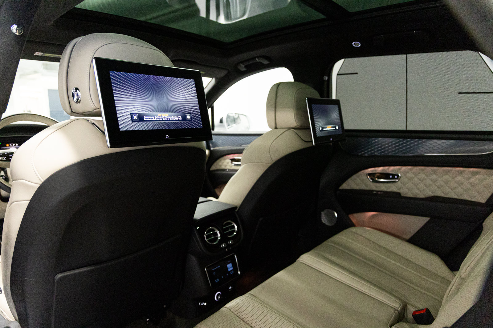 Certified 2023 Bentley Bentayga Plug-In Hybrid AWD/4WD image 50