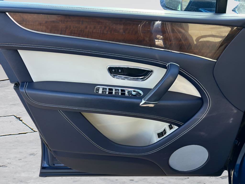 Used 2018 Bentley Bentayga AWD/4WD image 19
