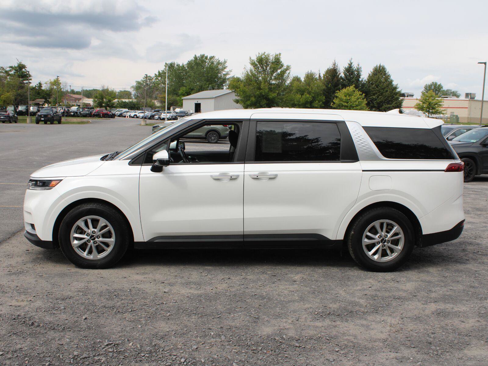 Used 2024 Kia Carnival LX FWD image 5