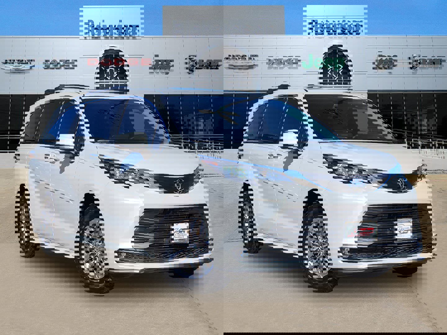 Used 2026 Toyota Sienna XLE image 1